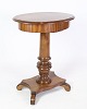 Ovalt sybord / lampebord på søjle med syrum i mahogni fra omkring 1890'erne. Mål i cm: H:70 ...