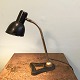 Lille bordlampe i sortmalet jern.2 bevægelige led.