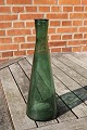 Dansk glasværk.
Kegleformet 
mørkegrøn vase 
eller flaske i 
pæn, brugt 
stand. 
H 29,5cm
