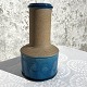 Kähler keramik, 
Vase med blå 
glasur, 18cm 
høj, 10,5cm i 
diameter, nr, 
501 - 18, 
Signeret HAK, 
...