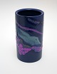 Knabstrup, 
Marina-serien, 
Cylinder vase i 
koboltblå 
glasur som 
bundfarve, med 
dekoration i 
...
