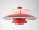 Loftlampe, model PH5, designet af Poul Henningsen i 1958. Lampen er i farverne rød og blå. Den ...