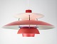 Loftlampe, 
model PH5, 
designet af 
Poul Henningsen 
i 1958. Lampen 
er i farverne 
rød og blå. Den 
...