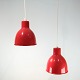 Sæt af 2 pendler i rødlakeret metal af dansk design fra omkring 1970’erneMål i cm: H:18 ...