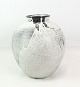 Stor keramik vase af Herman A. Kähler med hvide og sorte farver. En vase af meget høj kvalitet. ...
