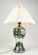 Keramik bordlampe af Danico med grønne og lyse farver med Pink Rose lampeskærm fra omkring ...