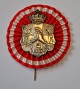 Emblem for 
Prins Frederik 
Ferdinands 
dragoner i 
Aarhus, 19. 
årh. Sølv. Med 
kokarde. Dia.: 
5,5 cm. 