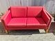 2 Personers sofa i rødt stof med løse hynder fra 1970´erne. Fremstår pæn og brugbar uden de ...