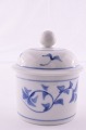 Noblesse, 
Kongelig 
porcelæn. Royal 
Copenhagen 
Noblesse, skål 
med låg nr. 112 
/15124. Højde 
med ...