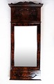 Antikt spejl i træsorten mahogni fra perioden sen empire fra omkring år 1840'erne. Mål i cm: ...