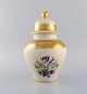 Rosenthal lågvase i cremefarvet porcelæn med håndmalede blomster og bladguld dekoration. Midt ...
