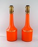Anders Pehrson for Ateljé Lyktan. To store bordlamper i orange mundblæst kunstglas med ...