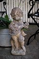 Gammel fransk 
sandstens figur 
med fin patina 
af lille engel 
som spiller på 
lut. Højde: 
60cm.