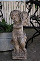 Gammel fransk sandstens figur med fin patina af lille engel som spiller på tamburin. Højde: 60cm.