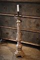Antik 1800 tals 
fransk 
forsølvet 
alterlysestage 
i træ 
med en rigtig 
fin patina.
Højde:66cm.
