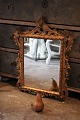 Antikt fransk 1800 tals væg spejl med udskåret forgyldt træ ramme med fine dekorationer og med ...