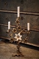 Fransk 1800 tals kirkelysestage i forgyldt bronze til 3 stearinlysdekoreret med en sjælden ...