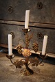 Gammel fransk kirkestage i forgyldt bronze dekoreret med 1 fin gamle farvet porcelæns ...