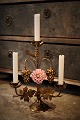Gammel fransk kirkestage i forgyldt bronze dekoreret med 1 fin gamle farvet porcelæns blomst. ( ...