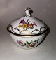 Saksisk Blomst 
sukkerskål i 
porcelæn med 
låg fra Royal 
Copenhagen. 
Modelnummer 493 
/ 1678. ...