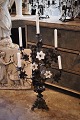 Stor fransk antik 1800 tals kirkelysestage i mørk patineret bronze ,dekoreret med 3 gamle ...