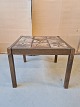 Lampebord i ege 
og fyrretræ med 
kakler fra 
1970erne.
Det har 
brugsspor.
H 52cm B 69cm 
D 69cm