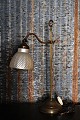 Gammel fransk Bureau bord lampe i messing med original rillet lampeskærm i gråmalet glas med ...