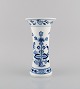 Antik Meissen 
Løgmønstret 
vase i 
håndmalet 
porcelæn. Ca. 
1900.
Måler: 23,5 x 
13 cm.
I flot ...