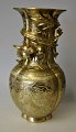 Kinesisk bronze 
vase, 20. årh. 
Øverst 
dekoreret med 
slygende drage. 
Korpus rigt 
dekoreret med 
...