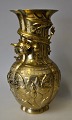 Kinesisk bronze 
vase, 20. årh. 
Øverst 
dekoreret med 
slygende drage. 
Korpus rigt dekoreret 
...