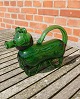 Svensk snapsehund med hank i mørkegrønt glas.L 22,5cm