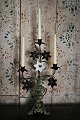 Gammel fransk kirkestage i mørk patina dekoreret med 1 fin gammel hvid opaline glas blomster og ...