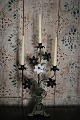 Gammel fransk kirkestage i mørk patina , dekoreret med 1 fin gammel hvid opaline glas blomst og ...