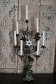Antik fransk kirkestage i mørk patina dekoreret med 1 fin gammel hvid opaline glas blomst og har ...