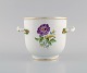 Meissen vase / urtepotte i håndmalet porcelæn med blomster og guldkant. Hanke modeleret som ...