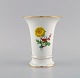 Meissen 
porcelænsvase 
med håndmalede 
blomster og 
guldkant. 
1920'erne.
Måler: 14 x 
11,7 cm.
I ...