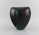 Europæisk studiokeramiker. Unika vase i glaseret stentøj. Smuk glasur i sorte og 
grønne nuancer. 1960/70