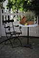 Gammelt fransk 
café bord med 
fod i sort 
støbejern og 
grå/hvid marmor 
plade. H:72cm. 
...