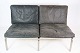 2 personers sofa designet af Man - Norr11 lavet med stel af rustfrit stål og sorte læder hynder. ...