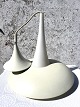 LampGustaf, Model: Lur, design Jerker Andersson, 42cm i diameter, 42cm høj, Glas og Hvidt Metal. ...