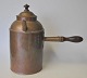 Cylinderformet kobber kaffekande med stjært, 1700-tallets slutning. Danmark. Med høj pibe. Med ...