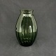 Højde 17 cm.Flot grøn vase fra 1950'erne fra Holmegaard Glasværk.Vasen er mundsblæst med ...