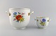 Meissen 
vinkøler og 
vase i 
håndmalet 
porcelæn med 
blomster og 
guldkant. Hanke 
modeleret som 
...