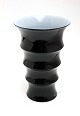 Holmegaard, Karen Blixen bordeaux sort vase mellem, designet af Anja Kjær fra 2000. Vasens form ...