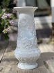 Gammel, hvid vase i opalineglas med relief-dekoration i form af efeu og akantusblade. Højde: ...