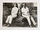 Originalt sort-hvidt foto af Jackie Kennedy og Lord Harlech i Cambodia i i 1967. Lord Harlech ...