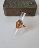 Vintage ring i 
14 kt guld med 
cabochon slebet 
rav stykke
Stemplet: 585 
- EF
Ringstørrelse 
55,5