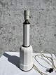 Heiberg lampe, Fajance, Med messingskive, 46cm høj (incl. fatning), 12,5cm i diameter *Pæn stand*