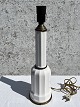 Heiberg lampe, Fajance, Med messingskive, 44,5cm høj (incl. fatning), 13cm i diameter *Pæn stand*