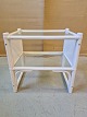 Malet lampebord 
med 2 
glasplader fra 
1990erne.
Det har 
brugsspor.
H 49cm B 39cm 
L 52cm